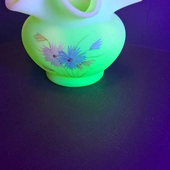 Vtg Fenton UV Reactive Custard Satin Hand-Painted Ruffled Vase - Picture 9 of 9